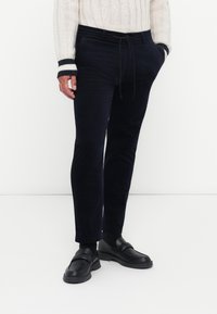 Вельветовые брюки Вельветовые брюки