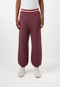 Спортивный костюм Спортивный костюм