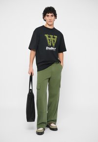 Брюки с накладными карманами Брюки с накладными карманами