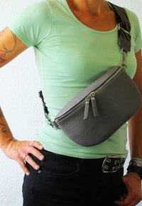 Сумка на пояс Сумка на пояс