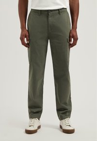 Брюки с накладными карманами Брюки с накладными карманами