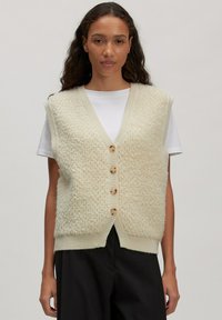 Вязаный жилет Вязаный жилет