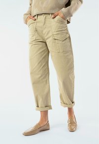 Брюки с накладными карманами Брюки с накладными карманами