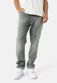 Прямые джинсы Прямые джинсы