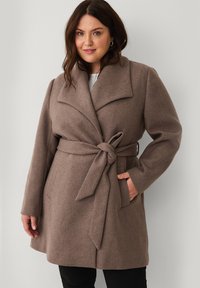 Короткое пальто Короткое пальто