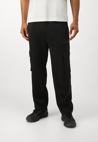 Брюки с накладными карманами Брюки с накладными карманами