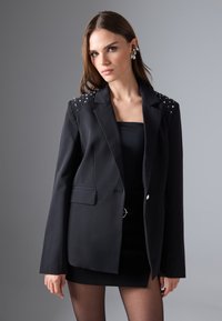 Блейзер с накладными карманами Блейзер с накладными карманами