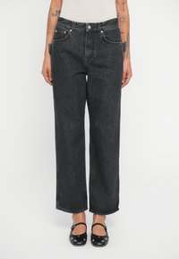 Джинсы бойфренда Джинсы бойфренда