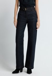 Клешеные джинсы Клешеные джинсы