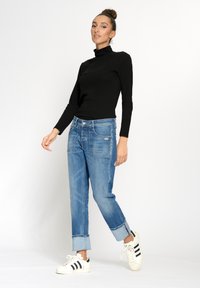 Короткие джинсы Короткие джинсы