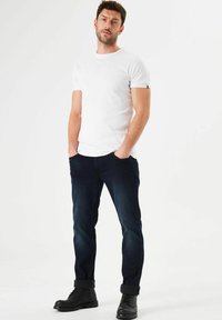 Прямые джинсы Прямые джинсы