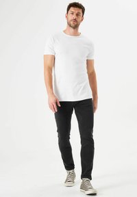 Узкие джинсы Узкие джинсы