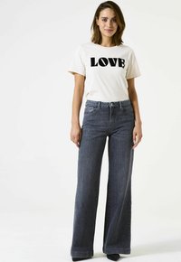 Клешеные джинсы Клешеные джинсы