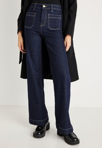 Клешеные джинсы Клешеные джинсы