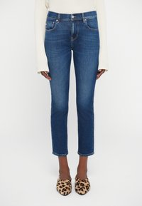 Короткие джинсы Короткие джинсы