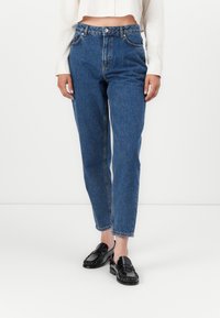 Узкие джинсы Узкие джинсы