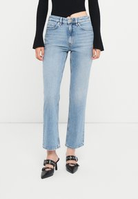 Клешеные джинсы Клешеные джинсы