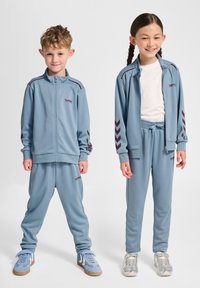 Спортивный костюм Спортивный костюм