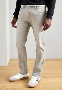 Прямые джинсы Прямые джинсы