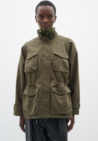 Блейзер с накладными карманами Блейзер с накладными карманами