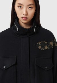 Куртка с накладнымит карманами Куртка с накладнымит карманами