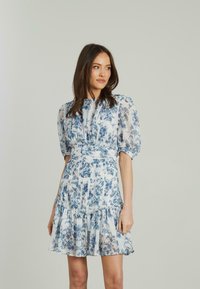 Короткое платье Короткое платье