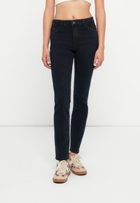 Узкие джинсы Узкие джинсы