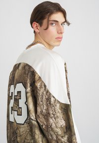 Лонгслив Лонгслив