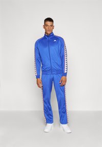 Спортивный костюм Спортивный костюм