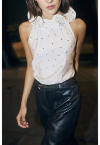 Блузка без рукавов Блузка без рукавов