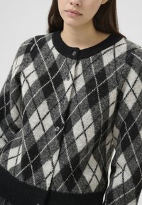 Жаккардовая вязаная кофта Жаккардовая вязаная кофта