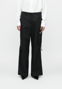 Брюки с накладными карманами Брюки с накладными карманами