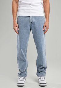 Прямые джинсы Прямые джинсы