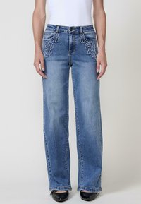 Прямые джинсы Прямые джинсы