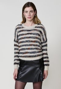 Пуловер в полоску Пуловер в полоску