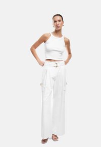 Брюки с накладными карманами Брюки с накладными карманами