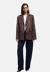 Блейзер с накладными карманами Блейзер с накладными карманами