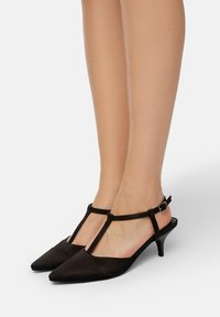 Туфли с ремешком Туфли с ремешком