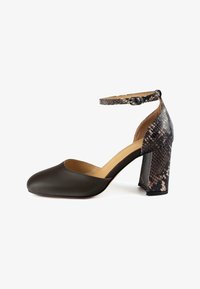 Туфли на высоком каблуке Туфли на высоком каблуке