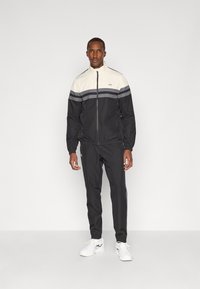 Спортивный костюм Спортивный костюм