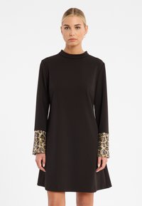 Короткое платье Короткое платье