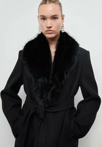 Шерстяное пальто Шерстяное пальто