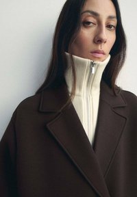 Шерстяное пальто Шерстяное пальто