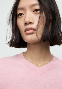 Пуловер с вырезом V Пуловер с вырезом V