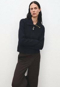 Пуловер с воротником поло Пуловер с воротником поло