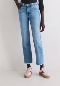 Короткие джинсы Короткие джинсы