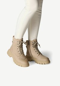 Ботинки на шнуровке Ботинки на шнуровке
