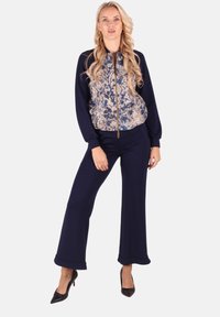 Спортивный костюм Спортивный костюм