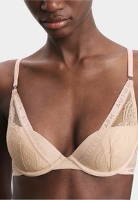 Бюстгальтер на косточках Бюстгальтер на косточках