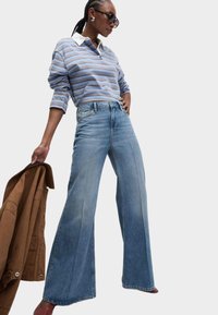 Клешеные джинсы Клешеные джинсы